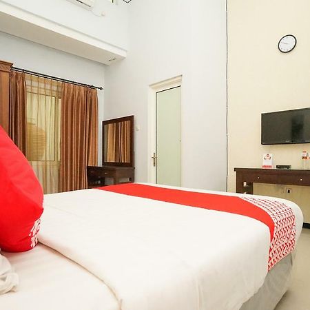 Oyo 282 Putri Utari Residence Malang Kültér fotó