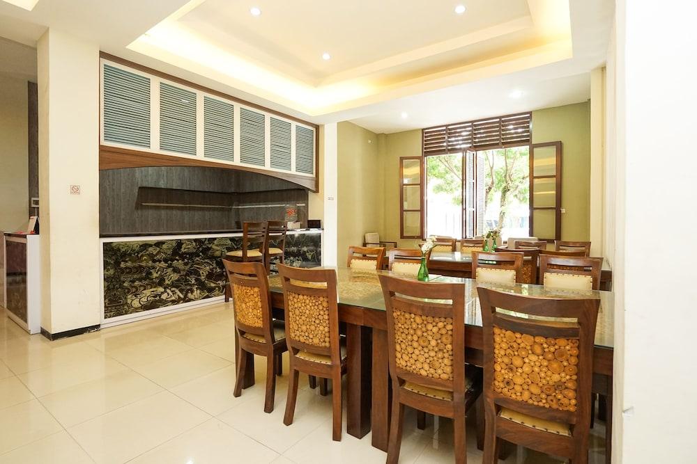 Oyo 282 Putri Utari Residence Malang Kültér fotó