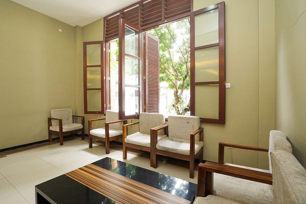 Oyo 282 Putri Utari Residence Malang Kültér fotó