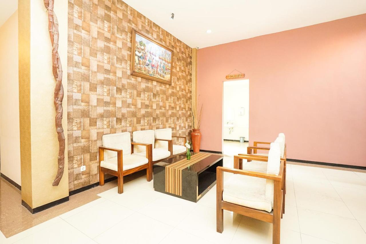 Oyo 282 Putri Utari Residence Malang Kültér fotó