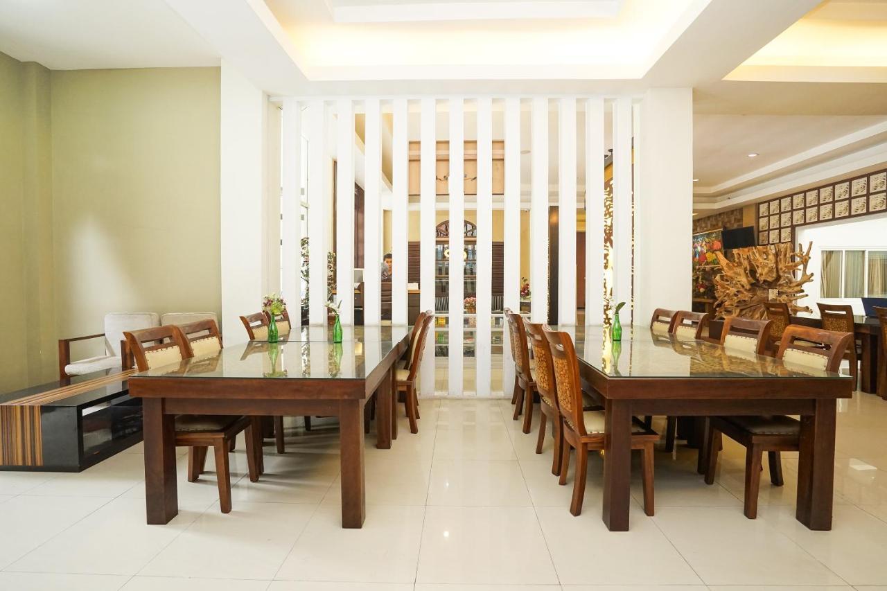 Oyo 282 Putri Utari Residence Malang Kültér fotó