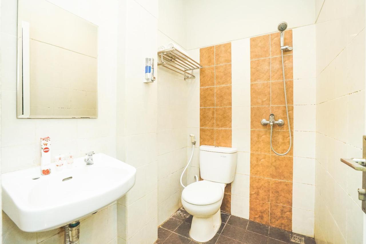 Oyo 282 Putri Utari Residence Malang Kültér fotó
